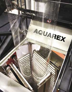 Die Blasfolienanlage AQUAREX stellt die Extrusion auf den Kopf, denn sie produziert von oben nach unten und verwendet Wasser  anstelle von Luft als Kühlmedium.