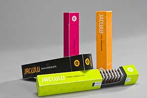 Mit der Hopper-Box stellt Glanzmann Verpackungen AG eine Verpackung für Choco Mundo GmbH vor, die in der Beurteilung der Jury mit folgenden Attributen punktet: Wieder verschließbar, handlich, stabil, haptisch ansprechend, krümelfreien Schokoladengenuss ermöglichend. Ein Wellenstreifen hält die Schokoladentaler in der Box, trennt sie voneinander und schützt sie vor mechanischen Beschädigungen.