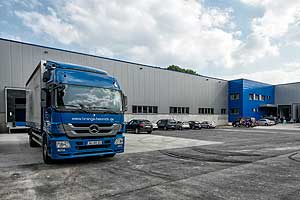 Die neue zentrale Warenannahme mit 10 LKW-Rampen (sowie hier einem LKW).