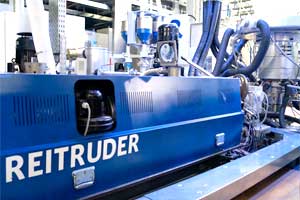 Der Doppelschneckenextruder REItruder in der Blasfolienanlage steigert dank der Direktextrusion die Produktivität und die Energieeffizienz der Anlage und ermöglicht Füllstoffanteile bis zu 50 Prozent.