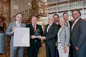 Der Supplier Award 2013 von Mäurer & Wirtz, House of Parfums, geht an die Edelmann Gruppe. Auf dem Foto von links nach rechts: Matthias Welp, Vice President,Sales Director Premium Packaging, Stefan Mücksch, Key Account Manager M&W, Helmut Sieber, Leiter Technisches Design Center (alle Edelmann) -Udo Kruizenga, Packaging Manager Print, Christiane Edelhoff, Head of Packaging Development, Markus Tümmler, Group Procurement Manager, Andreas Hildebrandt, Director Procurement & Packaging Development (alle Mäurer & Wirtz).