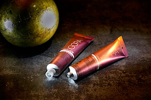 Die Igora Hair Coloration, die von Tubex Wasungen aus Deutschland produziert wurde, siegte in der Kategorie Aluminiumtuben. Das Orange der Tube changiert in feinsten Abstufungen von der Rückseite der Tube bis hin zu einem faszinierenden Pink auf der Frontseite.