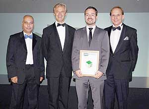 Steffen Mossbacher (2.v.l.), Leiter des STI Group Insight-Centers Packaging in Lauterbach, freute sich, den Preis in Sorrent aus den Händen von (v.l.n.r.) Satkar Gidda, Vorsitzender der Jury, Dr. Andreas Blaschke, Präsident ECMA und Roland Rex, Präsident Pro Carton entgegen nehmen zu können.