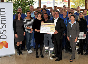 Ritva Mikkonnen-Diegelmann, Leiterin der UNICEF-Arbeitsgruppe Fulda, freut sich über den Spendenscheck, der von Steffen Hossfeld, General Manager des DS Smith Standortes in Fulda, sowie Anja Röhrle, Marketingleiterin D-A-CH, Katinka Osterod-Grehl, Marketing und weiteren Mitarbeiterinnen und Mitarbeitern vom DS Smith Standort in Fulda übergeben wurde (von links nach rechts).