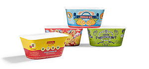 Eine IML-Anlage rund um einen hybriden Allrounder 720 H in Packaging-Ausführung (P) produzierte anlässlich der Arburg Packaging Days 2014 rechteckige dünnwandige Dosen mit sogenannten „Full Cover Labels“.