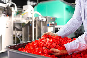 Eine Verpackungsanlage rund um einen hybriden Allrounder 720 H fertigte sogenannte PCO-1881-Verschlüsse für Carbonated Softdrinks(CSD).