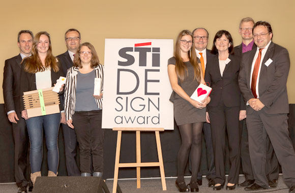 Jennifer Meyer (3. Preis + Sonderpreis – 2.v.l.), Charlotte Enders (2. Preis, 4.v.l.) und Noémi Galazek (5.v.r.) freuten sich über ihren Erfolg bei dem STI Design Award, zu dem die Jurymitglieder Prof. Dr. Alexander Haas, Aleksandar Stojanovic, Christian Köhler, Susanne Czech-Winkelmann, Ole Petersen und Georg de Jong gratulierten.