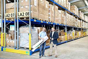 Thomas Wirbel (li.), Geschäftsführer der Hager Papprint GmbH und Dennis Ramers von Bito. „Mit dieser Anlage sind wir wesentlich flexibler.“