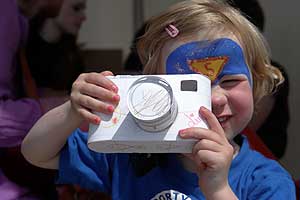 Aus einem einfachen Zuschnitt im B4-Format entsteht eine kinderfreundliche Nachbildung der Leica Kamera M.
