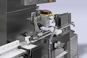 Das CPS (Carton Printing System) bildet die Basis der Serialisierungslösungen von Bosch. Der Drucker lässt sich flexibel verstellen, um die Data Matrix Codes wahlweise oben oder an der Seite der Falschachteln anzubringen.