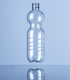 10,9 Gramm PET-Flasche: Die im Rahmen von Bottles & Shapes erst kürzlich entwickelte weltweit leichteste 0,5-Liter-PET-Flasche (10,9 g) mit Schraubverschluss für hochkarbonisierte Getränke ist ebenfalls ein Messethema des Maschinenbauers.