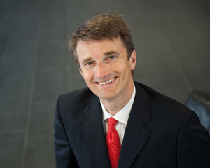 Dr. Jan Klingele, Vorsitzender des Verbandes der Wellpappen-Industrie e.V. zur aktuellen Kostensituation der Branche: „Negativ bemerkbar machen sich die Lohnstückkosten, die laut statistischem Bundesamt in Deutschland um 2,0 % gestiegen sind. Angesichts der arbeitgeberfeindlichen Wirtschaftspolitik der Bundesregierung, z.B.mit dem Mindestlohn und der Rente ab 63, ist zu befürchten, dass sich dieser Trend fortsetzen wird.“