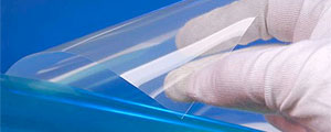 Schichtsysteme auf Polymerfolien eignen sich zur Herstellung von flexiblen Materialien mit extrem guten Sperreigenschaften gegenüber Gasen, Wasserdampf und anderen Substanzen. Die Fraunhofer-Allianz für Polymere Oberflächen POLO® präsentiert auf der Converting Exhibition Europe ICE (10.-12. März 2015) neue Entwicklungen.