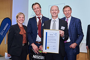 Per Vinge Frederiksen, Managing Director bei DS Smith, nimmt die Auszeichnung entgegen.