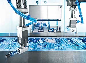 Die TLM-Anlage verpackt unterschiedliche Abpackungen von Einwegspritzen MIT bis zu 3 Packungszugaben pro Verpackungseinheit.