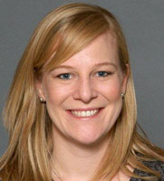 Lindsay Galas ist Cosmetics Industry Marketing Manager bei Videojet Technologies. Im Rahmen ihrer Arbeit besucht sie Hersteller von Kosmetikprodukten auf der ganzen Welt. Dadurch kann sie die Herausforderungen bei der Verarbeitung und Kennzeichnung besser verstehen und die Kennzeichnungslösungen für diese Branchen entsprechend verbessern.