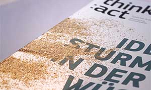 Durch den gezielten Einsatz einer entsprechenden Haptik kann ein Printprodukt nachhaltig mehr Aufmerksamkeit erzeugen. Hier zu sehen eine partielle Sandlackierung. Bildmotiv und Veredelung ergeben einen aufmerksamkeitsstarken Effekt.