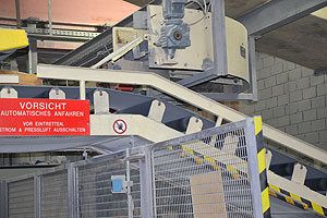 Über die Fördertechnik gelangen die Säcke von der Abfüllung zum Palettierer.