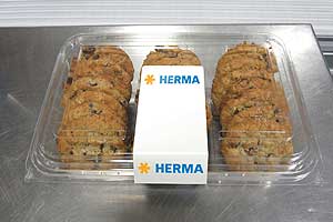 Die Clamshell-Verpackungen für Cookies müssen auf mehreren Seiten präzise und zuverlässig etikettiert werden.