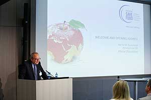 Werner Dornscheidt, Vorsitzender der Geschäftsführung der Messe Düsseldorf, berichtet über den enormen Zuspruch der Initiative SAVE FOOD aus Unternehmen und Institutionen.