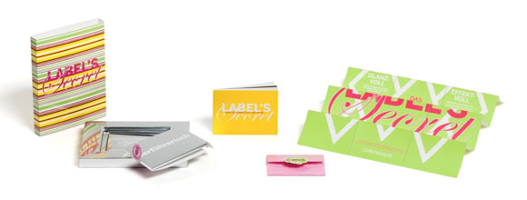 Metsä Board Zanders präsentiert Chromolux-Kampagne „Label’s Secret“ als Auspack-Erlebnistool.