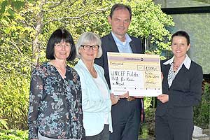 Gudrun Petzoldt-Remmert und Mechthild Morkel von der UNICEF-Arbeitsgruppe Fulda, freuten sich über den Spendenscheck, der von Michael Lamprecht, Sales & Marketing Director, sowie Anja Röhrle, Marketingleiterin, beide DS Smith, Region Deutschland & Schweiz, in Fulda übergeben wurde (von links nach rechts).