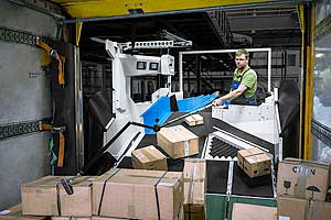 Ganz neu von Beumer der Parcel Picker. Ähnlich einer großen Kehrschaufel erleichtert dieser die Packungsumladung erheblich.
