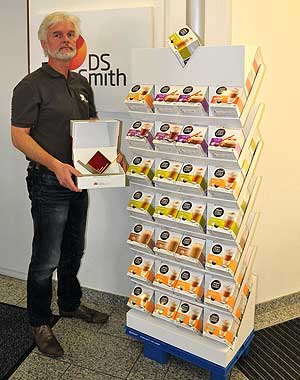 Jörg Dassow, Technical Designer aus dem PackRight Center in Fulda, mit der von ihm entwickelten, preisgekrönten Display-Lösung.