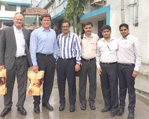 Nach Vertragsunterzeichnung Gruppenbild in Hyderabad, Indien (v.li.): Kurt Freye, Ulrich Reifenhäuser, Naresh Rathi (Shrinath Rotopack), Rajkishore T.D. (Reifenhäuser India), Manish Rathi (Shrinath Rotopack), Bharath Yalla (Reifenhäuser India).