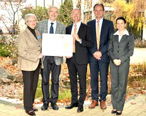 Hilfe für Flüchtlingskinder. Eike Otto und Hermann Eichel, beide von der UNICEF-Arbeitsgruppe Fulda, freuen sich über den Spendenscheck in Höhe von 50.000 Euro, der von Per V Frederiksen, Managing Director, Michael Lamprecht, Director Sales & Marketing, sowie Anja Röhrle, Marketingleiterin, alle DS Smith, Region Deutschland & Schweiz, übergeben wurde (von links nach rechts).