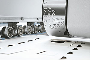Im neuen Pharmacenter von rlc bei Zürich wird eine EXPERTFOLD Faltschachtel-Klebemaschine mit dem Modul ACCUBRAILLE GT von Bobst das Aufbringen der Braille-Prägung übernehmen. Die Punkte werden anschließend durch ein DOTScan-Blindenschrift-Inspektionssystem geprüft.
