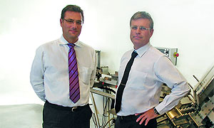 Der Deal ist vollzogen: Paulo Alexandre, CEO Romaco Group und Peter Jocic, Mitglied des Aufsichtsrats, Medipac AB