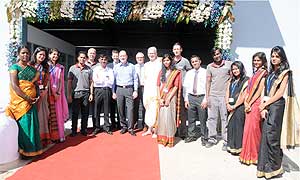Gruppenbild zur Eröffungsfeier von Illig in Malur (Süd-Indien).