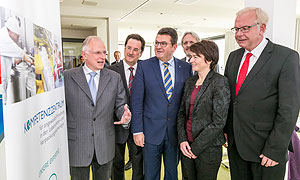 Symbolische Übergabe der Fördermittel des Frei&shy;staates Bayern für das neue Kompetenz&shy;zentrum für angewandte Forschung in der Lebensmittel- und Verpackungs&shy;technologie am 29. Januar 2016 an der Hochschule Kempten; v.l.n.r. Prof. Dr. Horst-Christian Langowski, Institutsleiter Fraunhofer IVV; Prof. Dr. Robert F. Schmidt, Präsident der Hochschule Kempten; Franz Josef Pschierer, MdL und Staats&shy;sekretär im Bayerischen Staats&shy;ministerium für Wirtschaft und Medien, Energie und Technologie; Prof. Dr.-Ing. Regina Schreiber, Hochschule Kempten und Joachim Wunderlich, Fraunhofer IVV, Projekt&shy;verantwortliche sowie Thomas Kreuzer, MdL und Vorsitzender der CSU-Fraktion im Bayerischen Landtag

