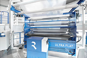 Der EVOLUTION Ultra Flat Abzug optimiert die Planlage der Folie in Blasfolien-Anlagen.