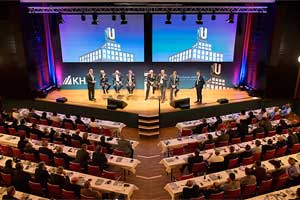 Rege Diskussion: Bei der Hausmesse von KHS am Produktionsstandort in Kleve stießen die Produktinnovationen und Weiterentwicklungen auf großes Interesse.