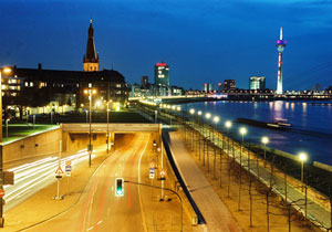 Düsseldorf: immer eine Reise wert. Wer das Messegelände abends Richtung Rheintunnel verlässt, kann dieses Panorama genießen.