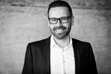 Thimo Müller, Geschäftsführer der Contento Select Personalberatung GmbH und selbst Ingenieur für Verpackungstechnik, stellt Möglichkeiten vor, wie Unternehmen heute Bewerber finden. Er meint, grundsätzlich gelte es, Bewerber auf dem Kanal abzuholen, auf dem sie sich am wohlsten fühlen.