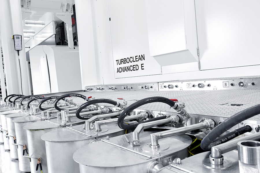 Mit TURBOCLEAN ADVANCED E bietet W&H für die aktuellen Zentralzylindermaschinen ein Einfärbe- und Farbreinigungssystem mit Elektropumpen für eine pulsationsfreie Farbzirkulation an.
