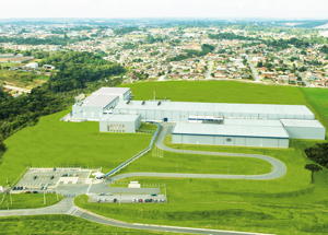 Seit Januar werden alle Produktionsstandorte von SIG Combibloc in Europa, Südamerika sowie in China und der Region Asia-Pacific zu 100 Prozent mit Strom aus erneuerbaren Quellen versorgt. Im Bild ist das Packstoffwerk im brasilianischen Campo Largo nahe Curitiba zu sehen.
