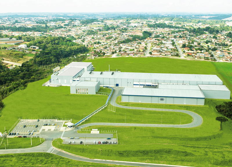 Seit Januar werden alle Produktionsstandorte von SIG Combibloc in Europa, Südamerika sowie in China und der Region Asia-Pacific zu 100 Prozent mit Strom aus erneuerbaren Quellen versorgt. Im Bild ist das Packstoffwerk im brasilianischen Campo Largo nahe Curitiba zu sehen.

