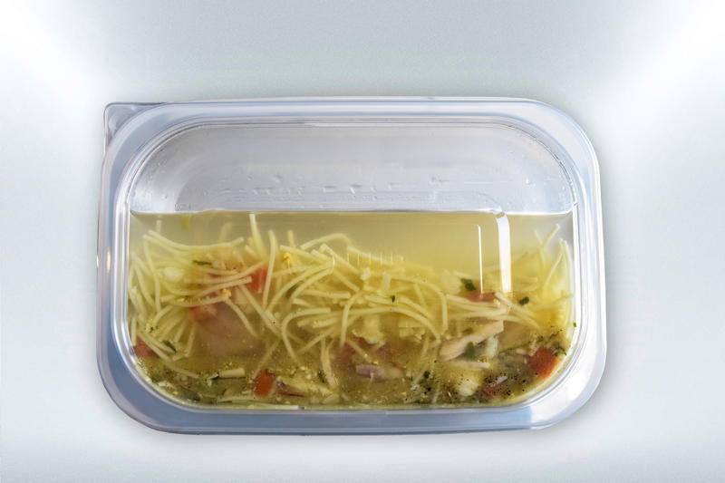 Thermogeformte flüssigkeitsdichte Schale mit Deckel: Die dicht verschließbare Schale hat das Heilbronner Unternehmen nach Kundenanforderungen aus dem asiatischen Markt entwickelt. Dort werden heiße Suppen und Essen in Restaurants und an mobilen Verkaufsständen abgefüllt und von Kunden mitgenommen.