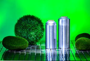 Aerosol-Dosen stehen stellvertretend für die Nachhaltigkeitseigenschaften von Aluminiumverpackungen.