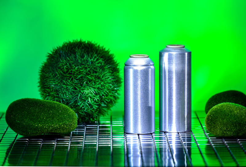 Aerosol-Dosen stehen stellvertretend für die Nachhaltigkeitseigenschaften von Aluminiumverpackungen.
