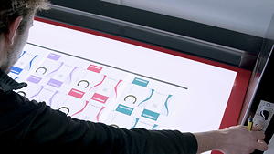 Mit dem digitalen Prüftisch (Digital Inspection Table – DIT) stellt Colorman sicher, dass die Ergebnisse aller Arbeitsschritte sorgfältig geprüft sind, bevor sie an den nächsten Prozessschritt übergeben werden. Damit ist in der Qualitätskontrolle ein reibungsloser und effizienter Arbeitsablauf garantiert.
