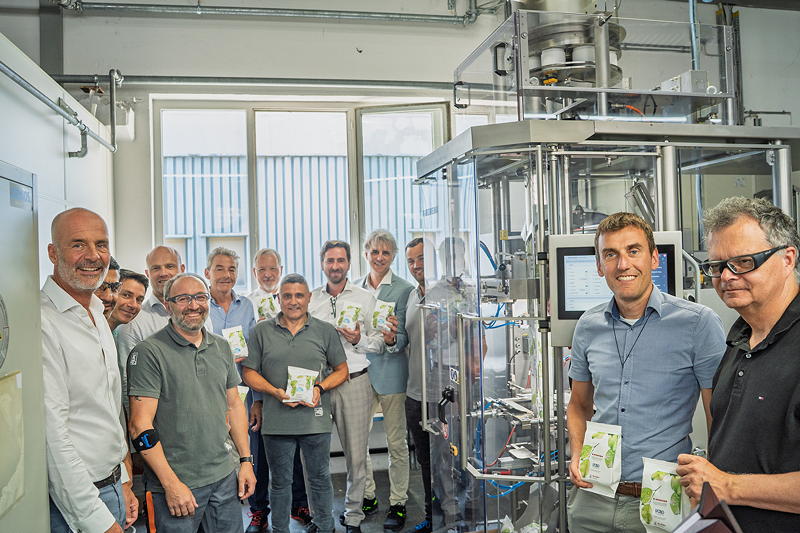 Vertreter der Koehler-Gruppe, Projektbeteiligte und Maschinenexperten bei der feierlichen Inbetriebnahme der neuen Verpackungsmaschine ROVEMA BVC 260 in Oberkirch.