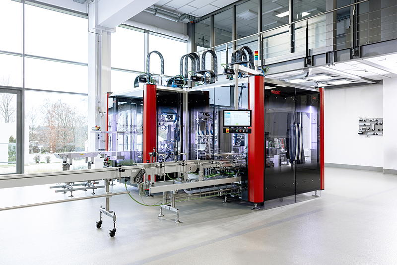Nahezu unbegrenzte Verpackungsmöglichkeiten bietet die bewährte SOMIC 434. Auf der
PACK EXPO International 2026 wird sie als Wraparound-Packer gezeigt.